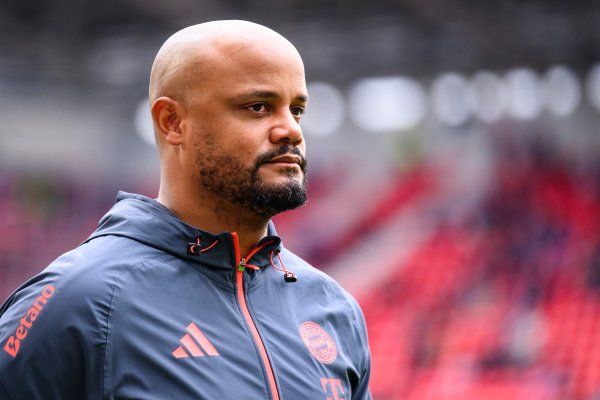 正规股票配资 记者：拜仁球员给孔帕尼庆祝40岁生日，在餐厅唱生日歌